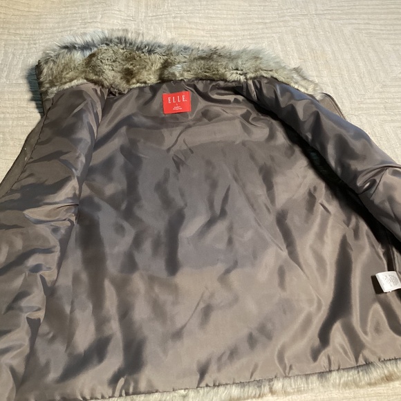 Elle lined faux fur zip up vest - Picture 2 of 6